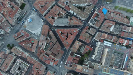 Von-Einem-Gebäude-Wegfliegen,-Dreieckige-Drohne,-Vertikale-Ansicht,-Montpellier